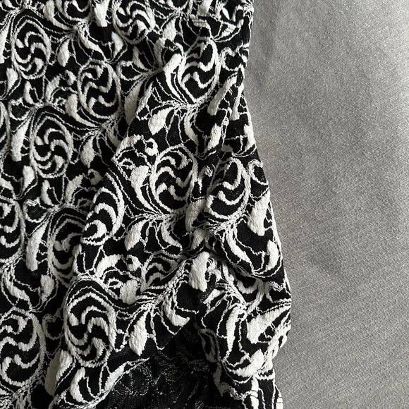 Bali Black and White Textured Short Sleeve Top - Picture 5 of 6